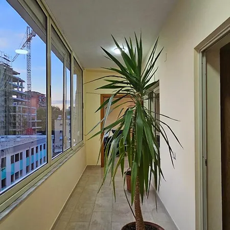 Next To Blloku 2-bdr Spacious Lägenhet