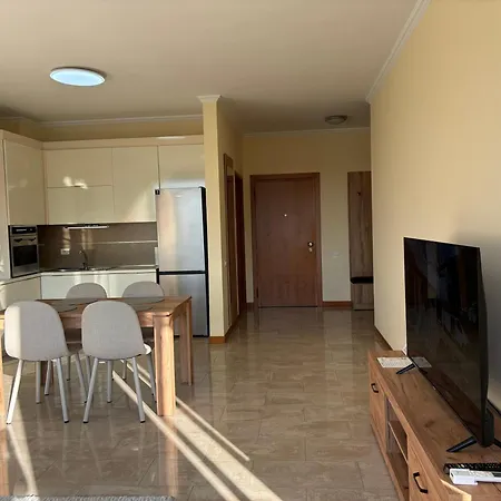 Lägenhet Next To Blloku 2-bdr Spacious Tirana